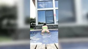 @manuela.muv twerking en la piscina bikini verde