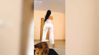 Nice booty but look at the dog????????