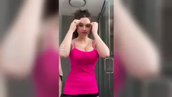 Incredible bust to waist ratio