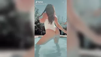 Twerking her ass