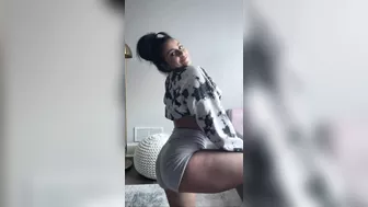 Latina Shaking Ass in Yoga Shorts