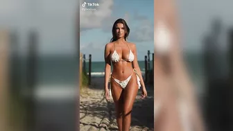 Amazing Bikini Body in Slow-Mo