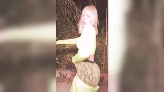 Natasha Bedingfield doing this dance got her trending on twitter and broke the internet #2