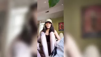 Babe does quick sole flash on live