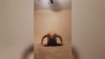 @xokxko with a headstand while flexing that booty.