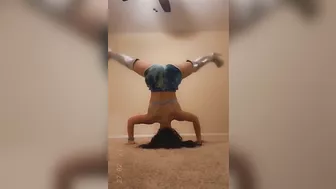 @xokxko with a headstand while flexing that booty. #2