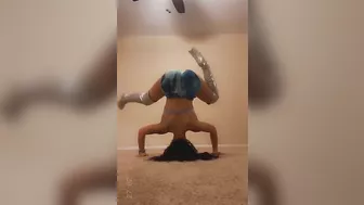 @xokxko with a headstand while flexing that booty. #3