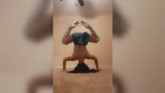 @xokxko with a headstand while flexing that booty. #4