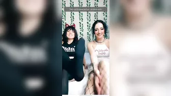 Tiktok Girls do a feet5 on live