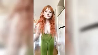 Juicy ginger jiggling her jugs