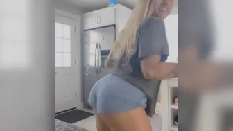 Blonde thot twerking (with slow mo)