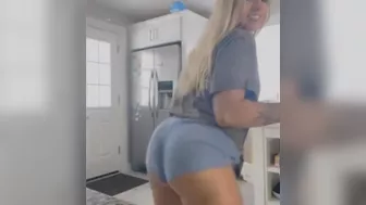 Blonde thot twerking (with slow mo) #2