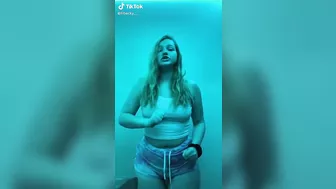 She thicc and she knows how to clap