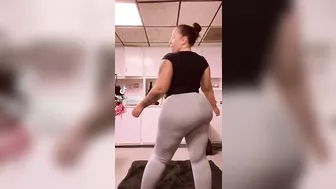 Just me or dis bitch look like Kelly Divine but more black