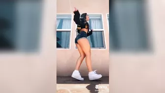 That booty jiggle #4